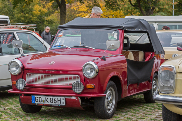 Trabant 601 Tramp – Luxus-Kübel mit Metalliclack, Chromschmuck und zweifarbigen Polstern – Retro-Saisonabschluss 2024