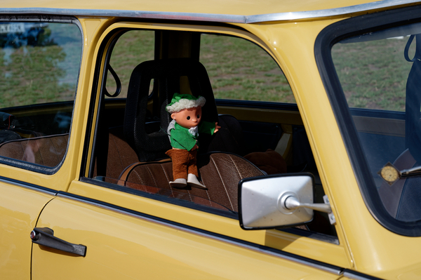 Trabant 601 Universal (1982) , wäre sicher gut, wenn dieser Beifahrer seine Arbeit erst nach der Zielankunft erledigt – OMMMA 2023