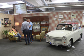 Trabant 601 Universal de Luxe Export (1968) - vor komplettem Wohnzimmer aus der Zeit - Techno Classica 2015