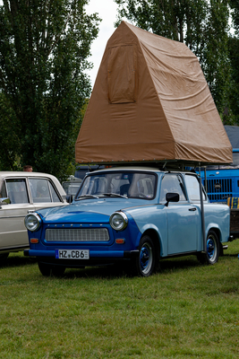 Trabant 601 mit Dachzelt. Wolfgang Stumph nannte es in "Go Trabbi, go" die "Pension Sachsenhof" – OMMMA 2023