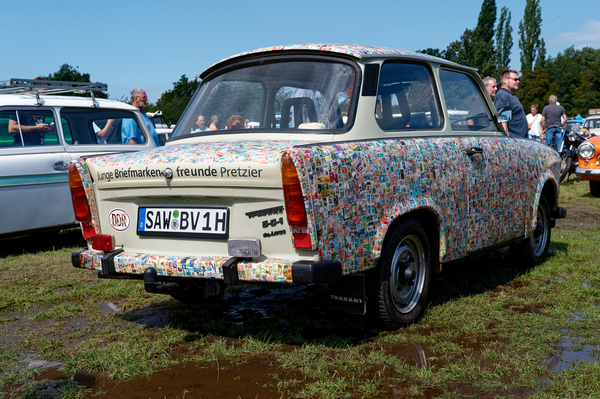 Trabant 601 () , so frankiert müsste ihn auch die Post befördern – OMMMA 2023