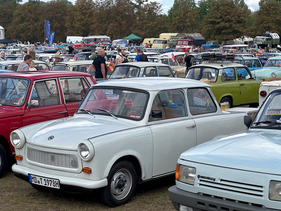 Trabi in klassischem Eierschalenweiss – OMMMA Festival Magdeburg 2025 Trabi in klassischem Eierschalenweiss – OMMMA Festival Magdeburg 2025