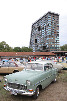 Tradition und Moderne - Opel Rekord vor Achtzigerjahrearchitektur - OSMT Zug September 2015