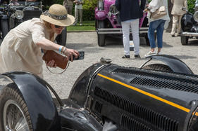 Traditionelle Kleidung und moderne Technik müssen einander nicht ausschliessen Traditionelle Kleidung und moderne Technik müssen einander nicht ausschliessen