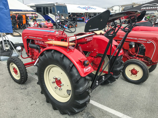 Traktor in Indisch-Rot - Porsche Rennsport Reunion 2018