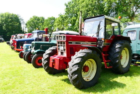 Traktorenparade, angeführt von einem International 1455 – Bockhorner Oldtimermarkt 2025