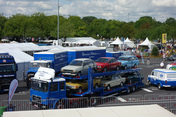 Transporter mit Oldtimern – Classic Days Düsseldorf 2022