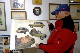 Traugott Grundmann zeigt Fotos vom Rometsch-Umbau eines Range Rovers für Erich Honecker