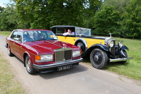 Treffen der Generationen: Schulte begrüßt einen eintreffenden Gast aus Irland, der mit einem Silver Spirit von 1981 angereist ist