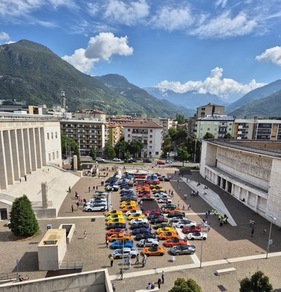 Treffen der Lotus Elise zum 30. Geburtstag auf der Piazza Tribunale in Bozen 2025