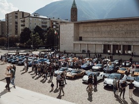 Treffen der Lotus Elise zum 30. Geburtstag auf der Piazza Tribunale in Bozen 2025