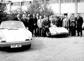 Treffen internationaler Porsche-Händler Ende 1963 in Zuffenhausen. Auf dem Kotflügel des Carrera GTS sitzt Ferry Porsche, links neben ihm steht Max Hoffman, rechts neben ihm – hinter dem Auto – Huschke von Hanstein