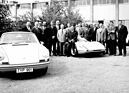 Treffen internationaler Porsche-Händler Ende 1963 in Zuffenhausen. Auf dem Kotflügel des Carrera GTS sitzt Ferry Porsche, links neben ihm steht Max Hoffman, rechts neben ihm – hinter dem Auto – Huschke von Hanstein