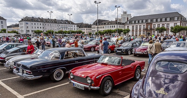 Bild: Treffen klassischer Automobile im Rahmen des Oldtimer-Rendezvous Saarlouis