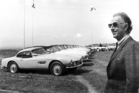 Treffen von rund zwanzig BMW 507 im Beisein von Graf Albrecht von Goertz, der auch die Form des Datsun 240 Z kreierte, aufgenommen im Jahre 1972 bei Winterthur