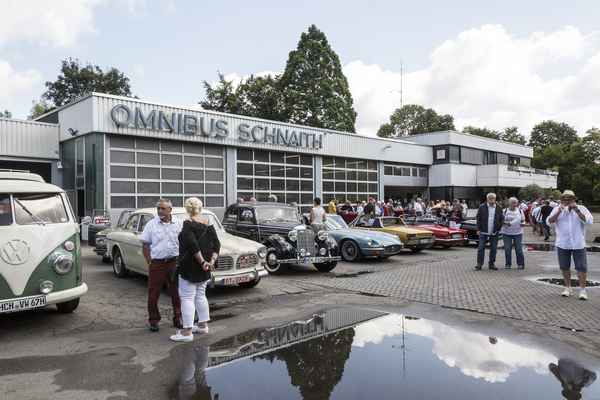 Treffpunkt bei "Omnibus Schnaith" vor der gemeinsamen Abfahrt in die Innenstadt_52A9501 – Tübingen Classic Oldtimerfestival 2024