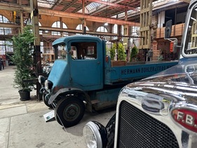 Tribelhorn Elektrolastwagen (1919) – So unberührt wie die ganze Industriehalle, in der er ausgestellt ist - Zürcher Automobile, Ausstellung im Gauss-Stierli-Areal 2025