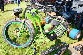 Trike mit Rennkart-Antrieb. Hat hoffentlich keine allzu starke Neigung zum Untersteuern, denn die Füße sind noch exponierter als ohnehin schon bei einem Kart. – Bockhorner Oldtimermarkt 2025