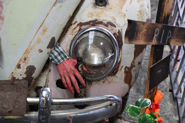 Trinken im Auto ist ungesund - oder was will uns diese Installation genau sagen? - Motorworld Classics Bodensee 2019