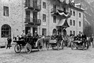 Trio infernale: die drei Starter zum ersten Automobilrennens am Stilfser Joch anno 1898 – zwei Daimler, ein Benz.