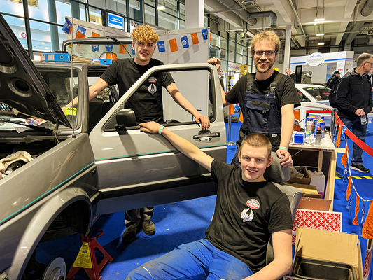 Trio mit sechs Schrauberhänden: Golf-II-Eigner Silas Behling (hinter der Tür), Bruder Jarno (unten), bärtiger Ideengeber Lars Golly.