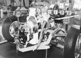 Triumph 1300 (1966) – chromglänzendes Schnittmodell der Antriebseinheit samt Vorderachse – Genfer Autosalon 1966