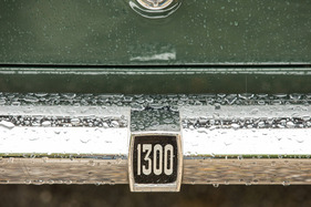 Eigenwillig: Hubraumangabe als mittige Plakette auf dem hinteren Stossfänger