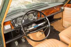 Holz, Teppich und (Kunst-)Leder: Für einen Kleinwagen gibt sich der 1300 betont nobel. Typisch Triumph: Die zu einer "Torte" zusammengefassten Warnleuchten