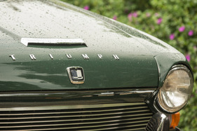 Triumph 1300 Royal (1969) – Im Gegensatz zum 2000 verzichtet das Emblem hier auf eine barocke Verzierung. Die Lufthutze ist nur eine Attrappe Triumph 1300 Royal (1969) – Im Gegensatz zum 2000 verzichtet das Emblem hier auf eine barocke Verzierung. Die Lufthutze ist nur eine Attrappe