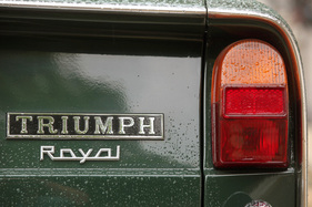 Stilmix: Im Gegensatz zu dem an der Front trägt der hintere Schriftzug Serifen. Senkrechte Rückleuchten und chromgerahmte Abrisskante wie beim 2000