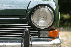 Während der grosse 2000 aus Doppelscheinwerfern leuchtet, muss sich der 1300 mit Einzelleuchten begnügen