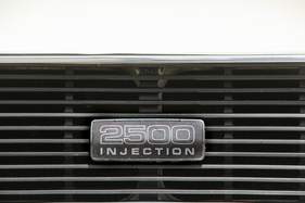 Triumph 2.5 PI Estate (1972) - Beschriftung "2500 Injection" auf dem Kühlergrill