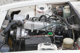 Triumph 2.5 PI Estate (1972) - geneigt eingebauter Motor