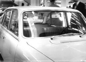 Triumph 2000 (1964) - flaches Dach und dünne Fensterpfosten ergeben grosse Fensterflächen - Genfer Automobilsalon 1964