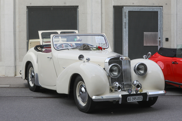 Triumph 2000 Roadster (1949) mit Schwiegermuttersitz – Older Classics Mai 2024