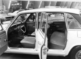 Triumph 2500 Mk II PI (1970) - auch vier Türen schaden der Eleganz der Sechszylinder-Limousine nicht - Genfer Autosalon 1970