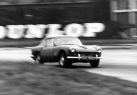 Triumph GT 6 (1966) - in schneller Fahrt um den Goodwood-Rundkurs bei Testfahrten