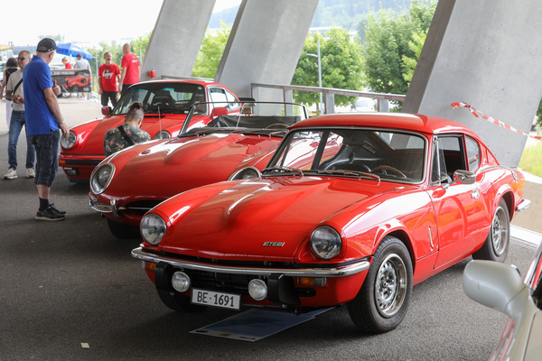 Triumph GT6 (1972) - mit Reihensechszylinder, farblich passend zum Jaguar E-Type und Porsche 911 - Old Wheels Biel-Bienne 2025
