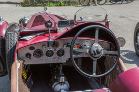 Triumph Gloria (1933) Cockpit, ein Aeroscreen genügt – Ecurie Anges Bleus im Boxenstop Tübingen 2025