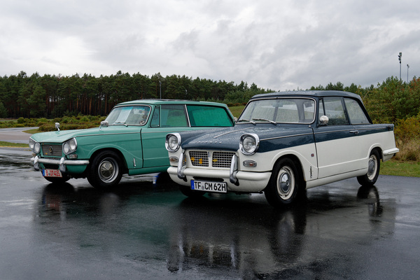 Bild Triumph Herald 1200 Saloon und Triumph Vitesse Estate – nur wenige brtitische Alltagsfahrzeuge waren vertreten – Oldtimer-Show Berlin 2022