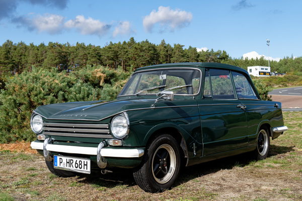 Triumph Herald 13/60 (1968) – British Racing Grenn und korrekte Räder, aber als Sportwagen hat der Herald sich eigentlich nie verstanden – Oldtimer-Show Berlin 2022