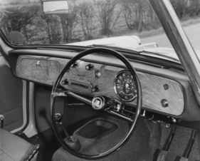 Das Armaturenbrett präsentiert sich aufgeräumt, die Lenksäule schiebt sich bei einem Frontalaufprall teleskopartig zusammen.