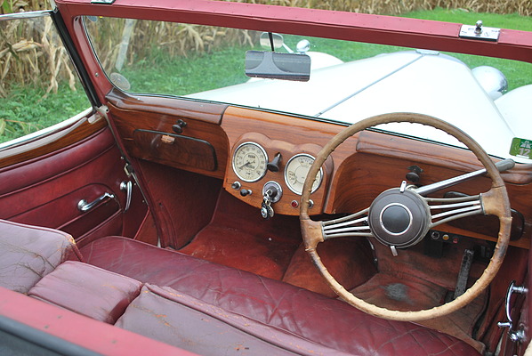 Triumph Roadster 2000 (1949) - angeboten an der "Auktion Classic & Exklusiv Cars" im Salzhaus in Wangen an der Aare am 12./13. Oktober 2012