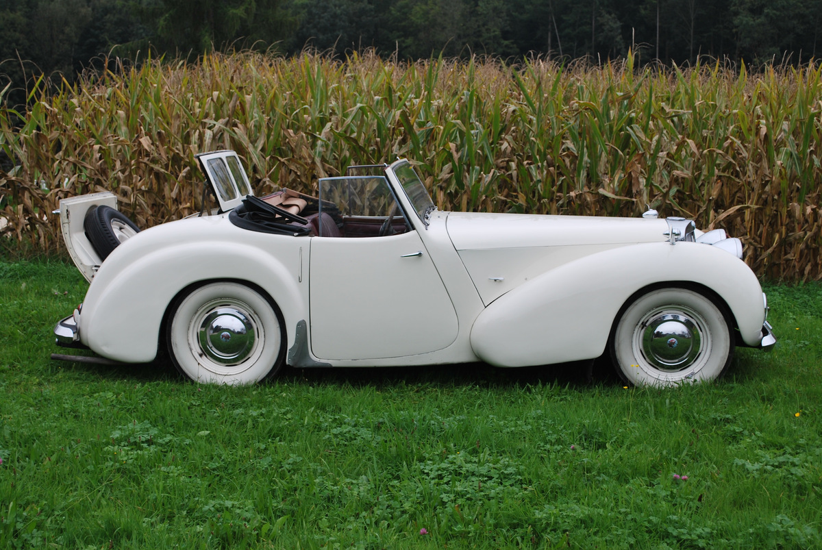 Triumph Roadster 2000 (1949) - angeboten an der "Auktion Classic & Exklusiv Cars" im Salzhaus in Wangen an der Aare am 12./13. Oktober 2012