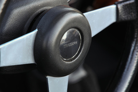 Triumph Spitfire 1500 (1977) - Markenschriftzug auf dem Lenkrad