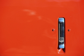 Triumph Spitfire 1500 (1977) - die Motorhaube wird auf beiden Seiten durch einen derartigen Riegel geschlossen