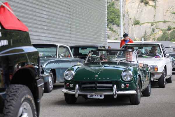 Bild: Triumph Spitfire (1964) - bei der Einfahrt vor einem NSU Ro80 - 5. Old Wheels Biel/Bienne 2024