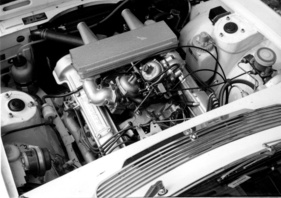 Triumph Stag (1970) - Blick in den Motorraum des Demonstrators