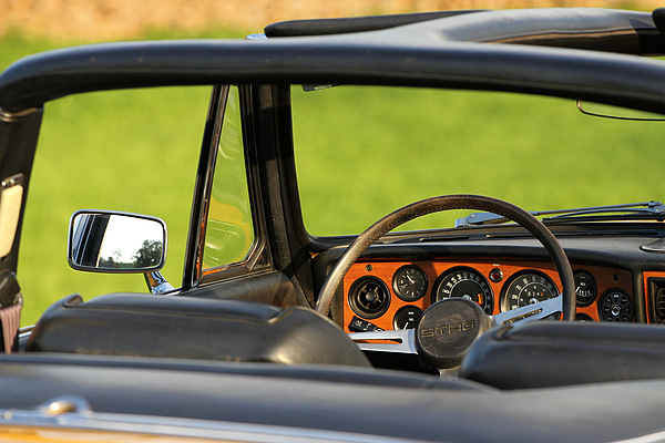 Triumph Stag (1970) - Blick ins Cockpit - gut sichtbar der Überrollbügel in T-Form