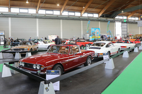 Triumph Stag (1974) - zusammen mit Porsche 911 und Mercedes-Benz R107 - in der Coupé- und Cabriolet-Sonderschau - Klassikwelt Bodensee 2023